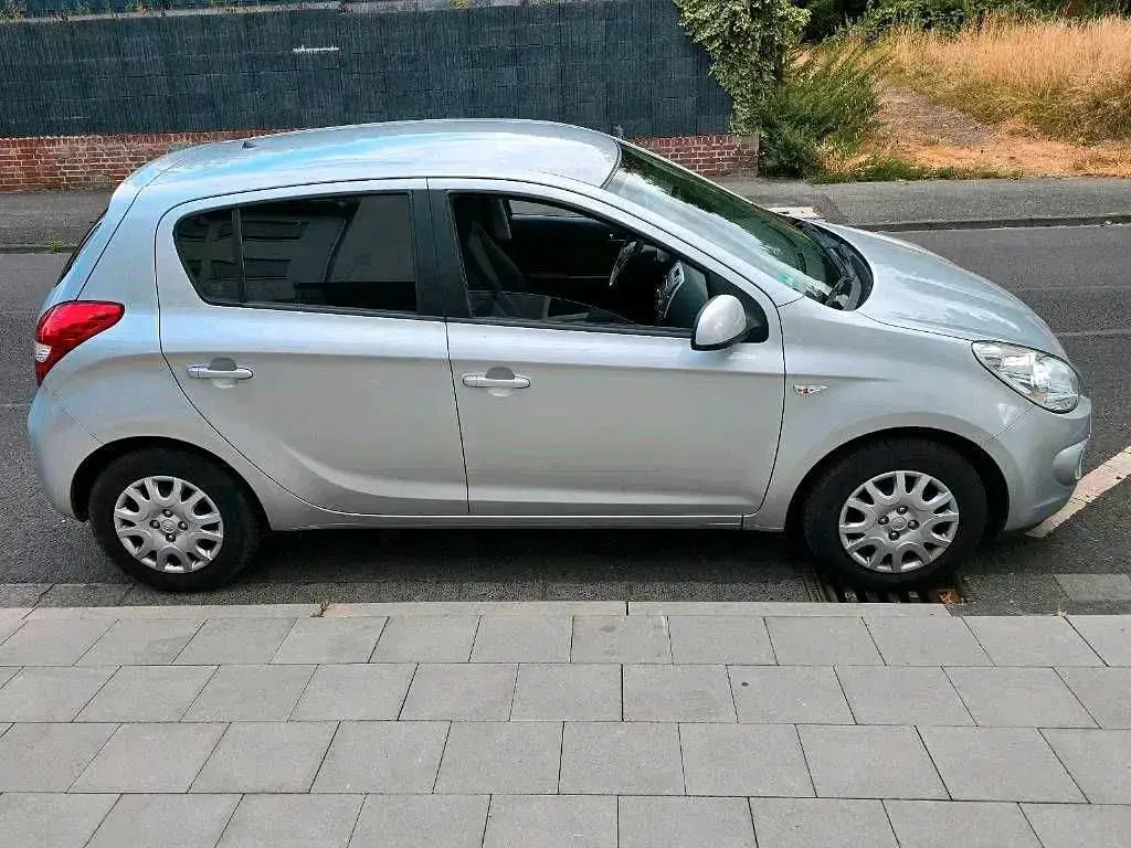 Gebraucht Hyundai i20 82 PS (60 kW) 2013 Grau Kleinwagen