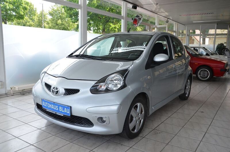 Silber Gebraucht 2006 Toyota Aygo Club Kleinwagen | 6.490 € - Bild 1/4