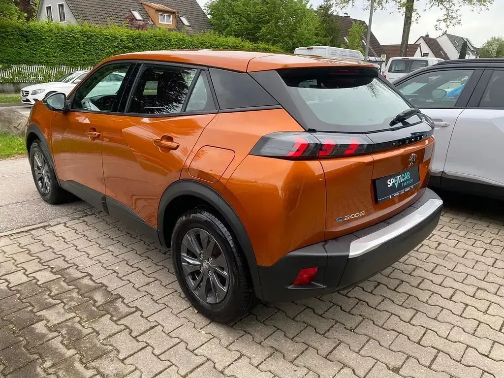 Gebraucht Peugeot e-2008 Active 100 kW (136 PS) 2022 Orange SUV