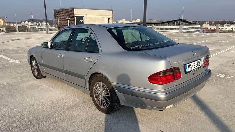 Gebraucht Mercedes E240 Classic 170 PS (125 kW) 2001 Silber Limousine