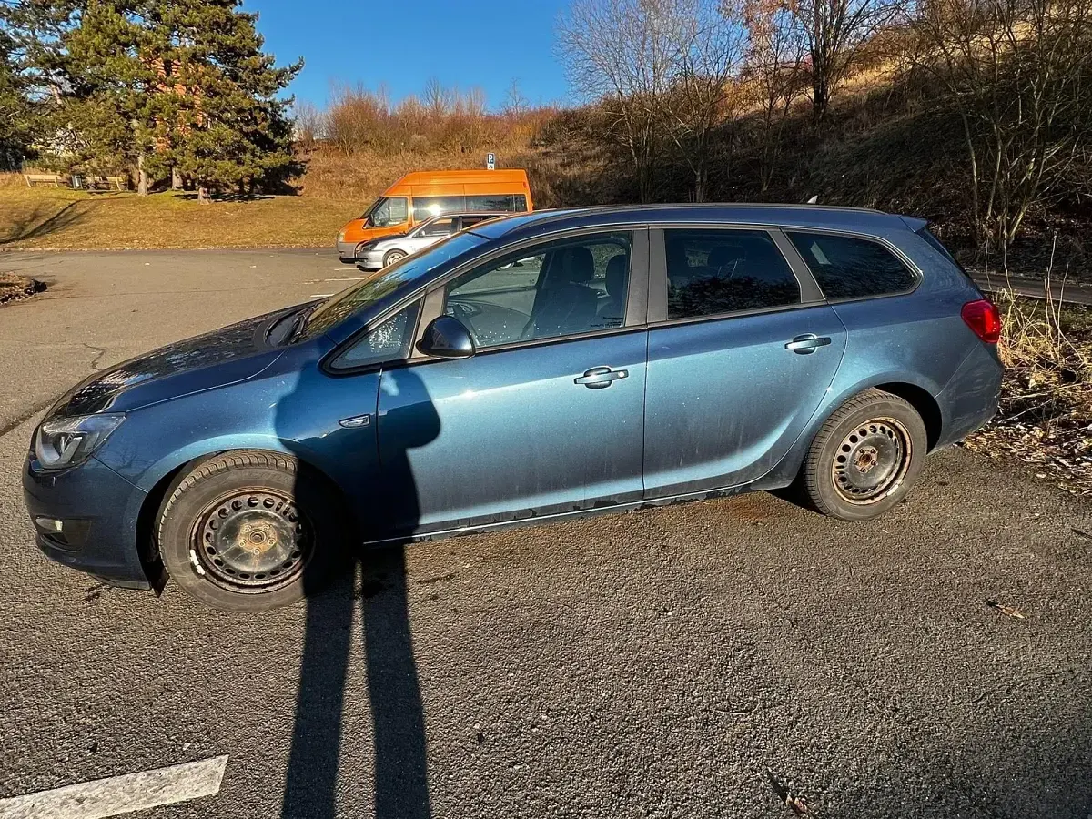 Gebraucht Opel Astra 140 PS (102 kW) 2014 Blau Kombi