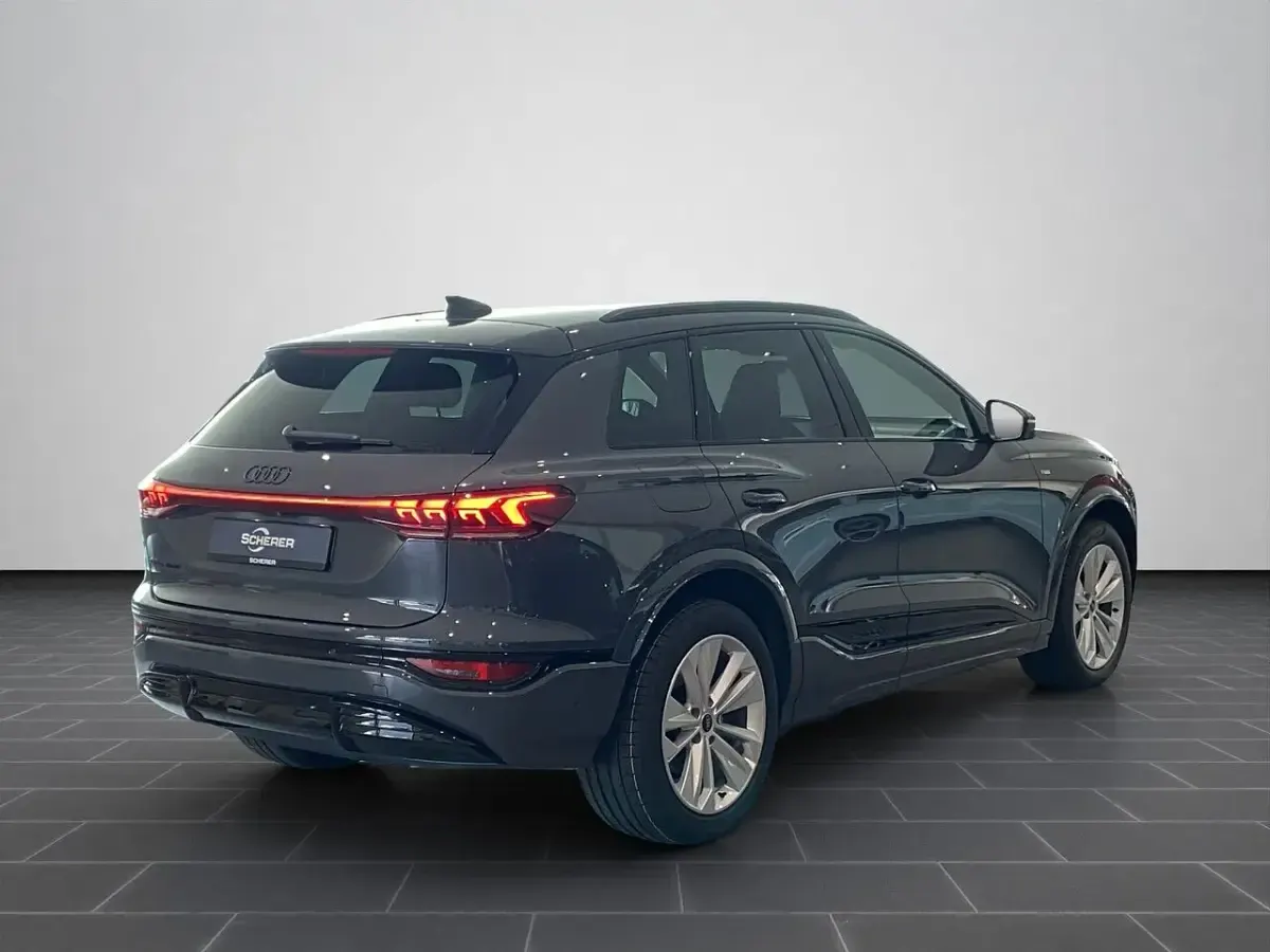 Neu Audi Q6 e-tron Ambiente 225 kW (306 PS) 2026 Magnetgrau SUV