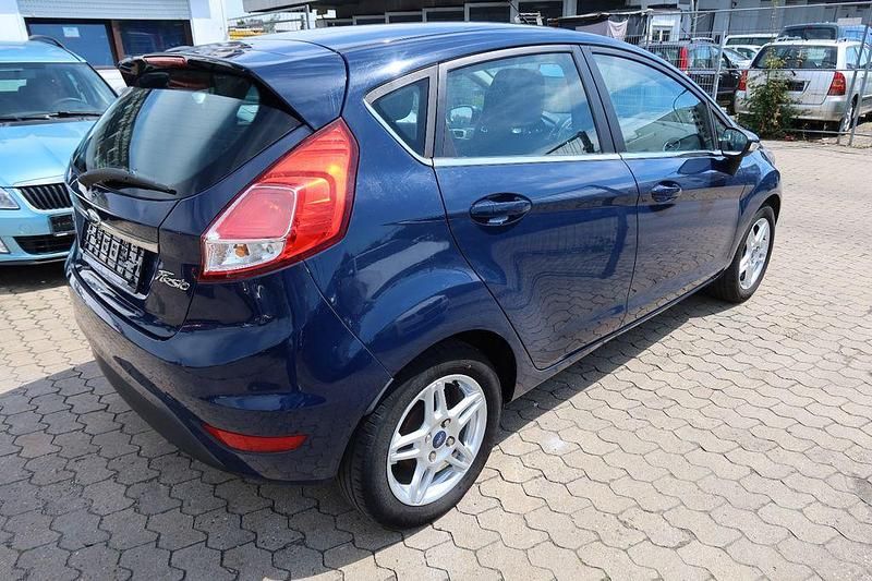 Gebraucht Ford Fiesta Titanium 75 PS (55 kW) 2013 Blau Kleinwagen