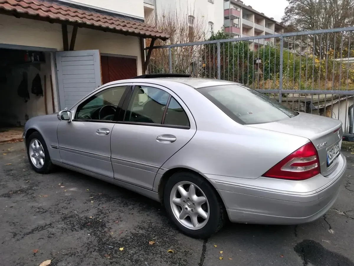 Gebraucht Mercedes C240 176 PS (129 kW) 2012 Silber Limousine