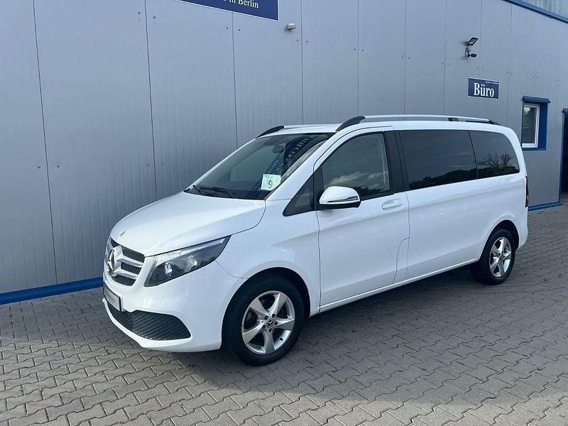 Weiß Gebraucht 2022 Mercedes V220 Van / Kleinbus | 38.499 € (Superpreis) - Bild 1/4