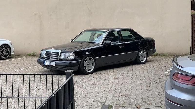 Gebraucht Mercedes E400 279 PS (205 kW) 1992 Schwarz Limousine