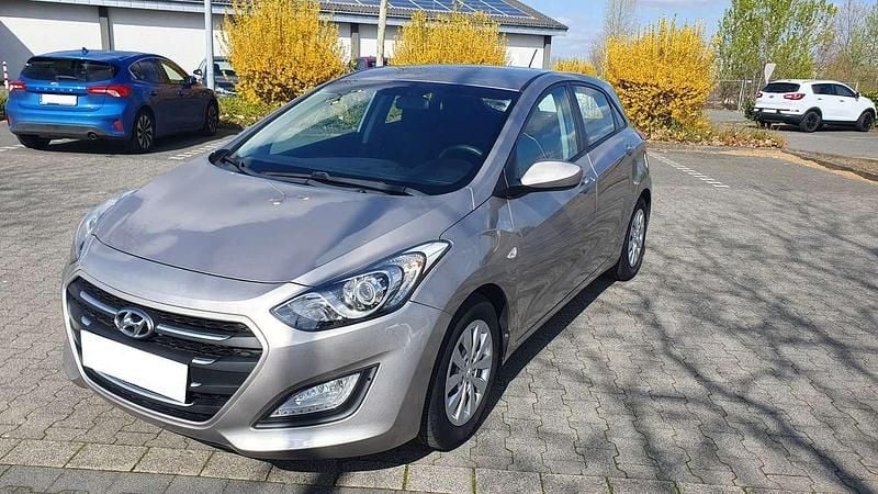 Gebraucht Hyundai i30 Pure 101 PS (74 kW) 2017 Beige Limousine
