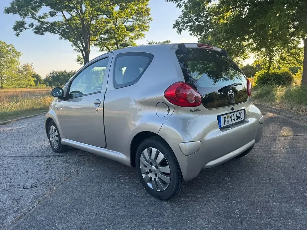 Gebraucht Toyota Aygo 68 PS (50 kW) 2007 Silber Kleinwagen