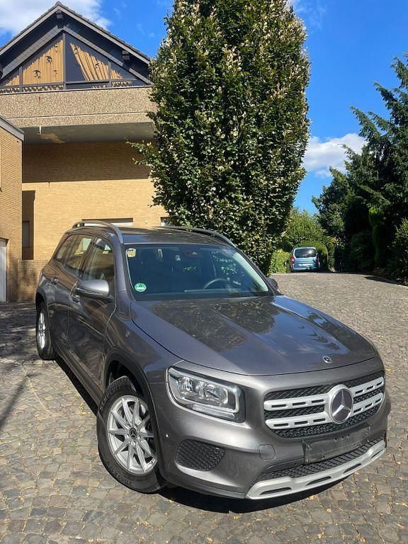 Grau Gebraucht 2021 Mercedes GLB200 SUV | 21.900 € (Superpreis) - Bild 1/4