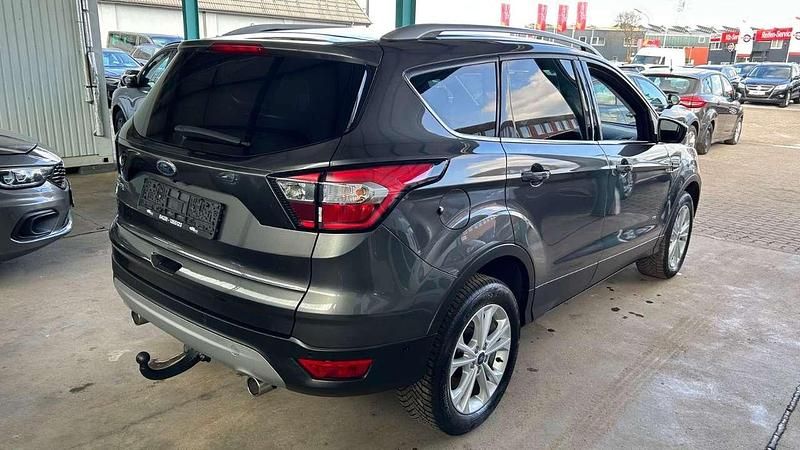 Gebraucht Ford Kuga Titanium 150 PS (110 kW) 2017 Grau SUV