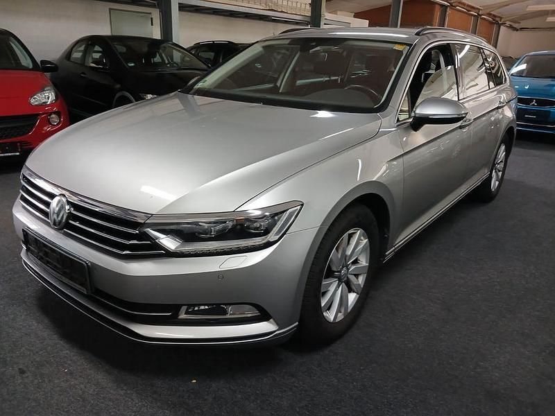 Silber Gebraucht 2015 VW Passat Comfortline Kombi | 10.950 € (Guter Preis) - Bild 1/3