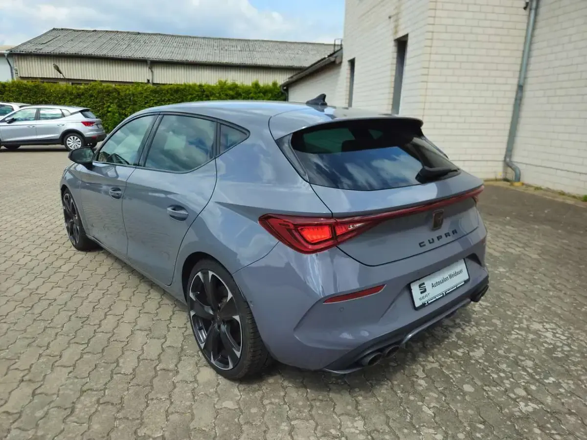Używany Cupra Leon VZ 300 KM (220 kW) 2022 Szary Sedan/Limuzyna