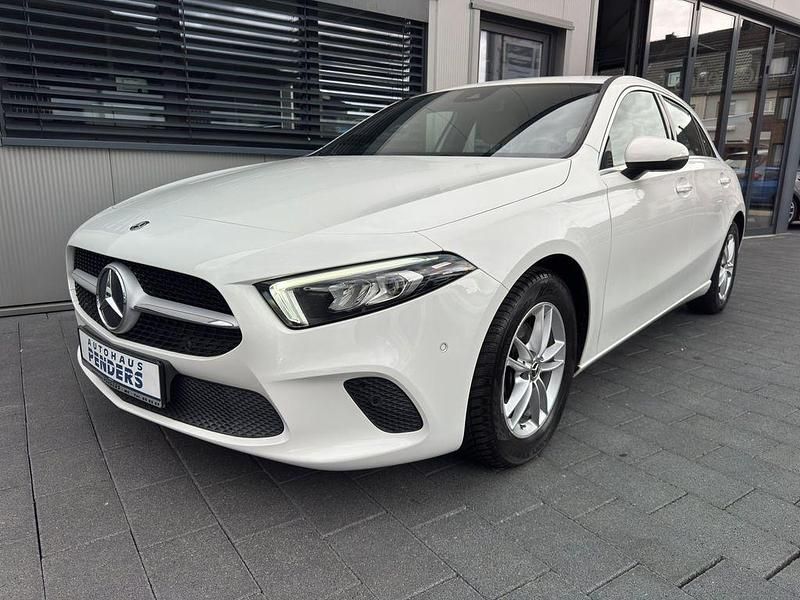 Weiß Gebraucht 2019 Mercedes A180 Progressive Limousine | 22.490 € (Fairer Preis) - Bild 1/4