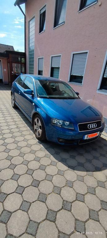Blau Gebraucht 2004 Audi A3 Ambiente Limousine | 700 € (Superpreis) - Bild 1/4