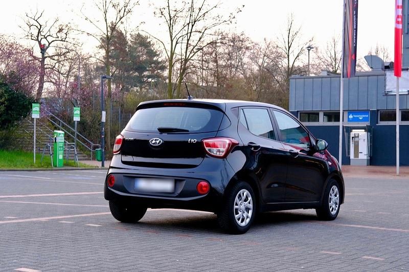 Gebraucht Hyundai i10 Trend 87 PS (63 kW) 2017 Schwarz Kleinwagen