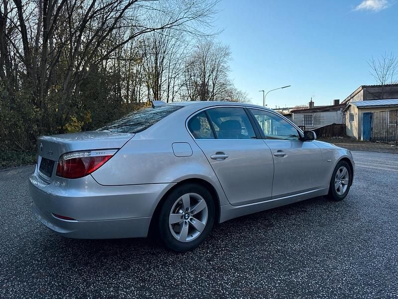 Grau Gebraucht 2009 BMW 560L Limousine | 4.750 € - Bild 1/4