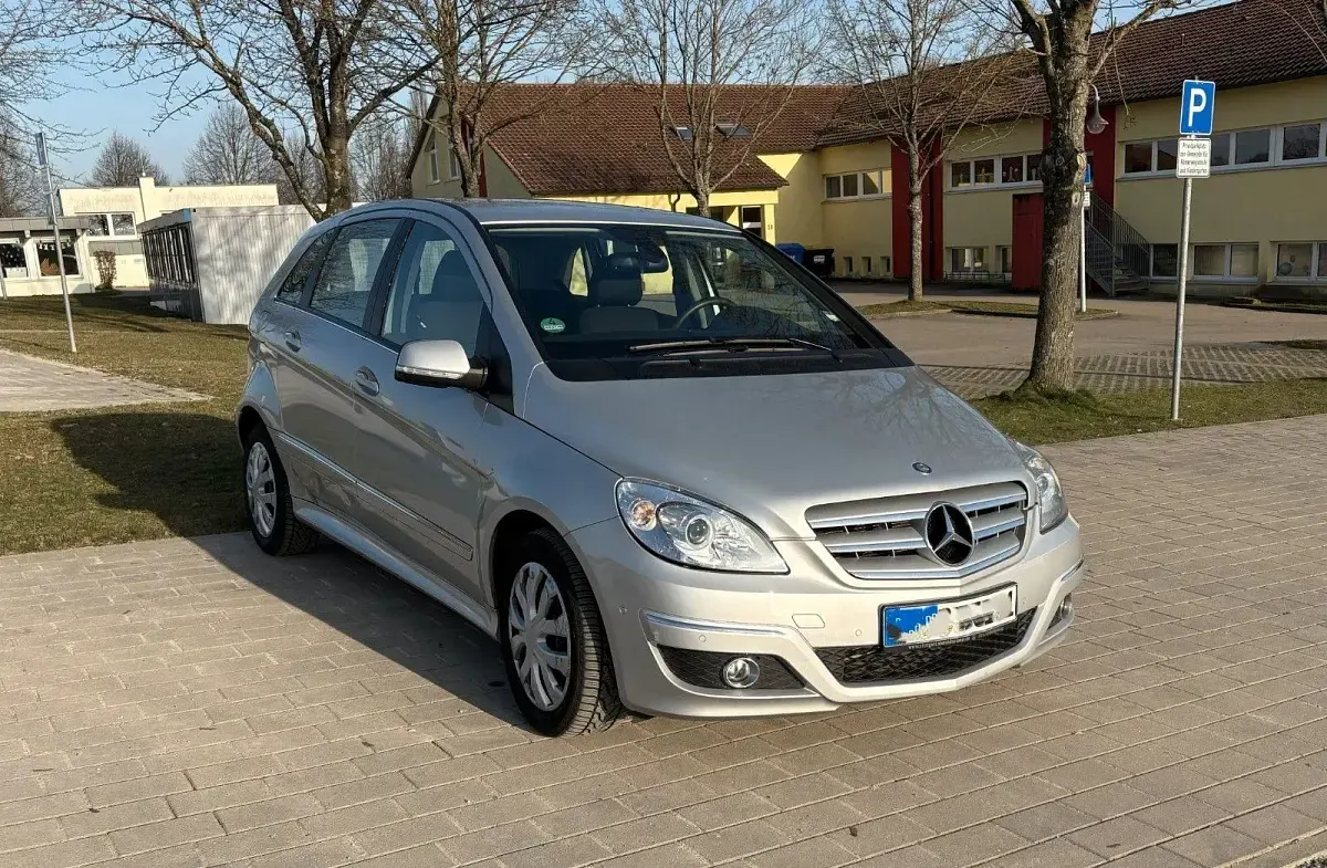 Gebraucht Mercedes B180 116 PS (85 kW) 2010 Silber Van / Kleinbus