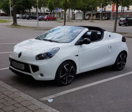 Der Wagen die Kinderstube auf dem Benzin der Preis