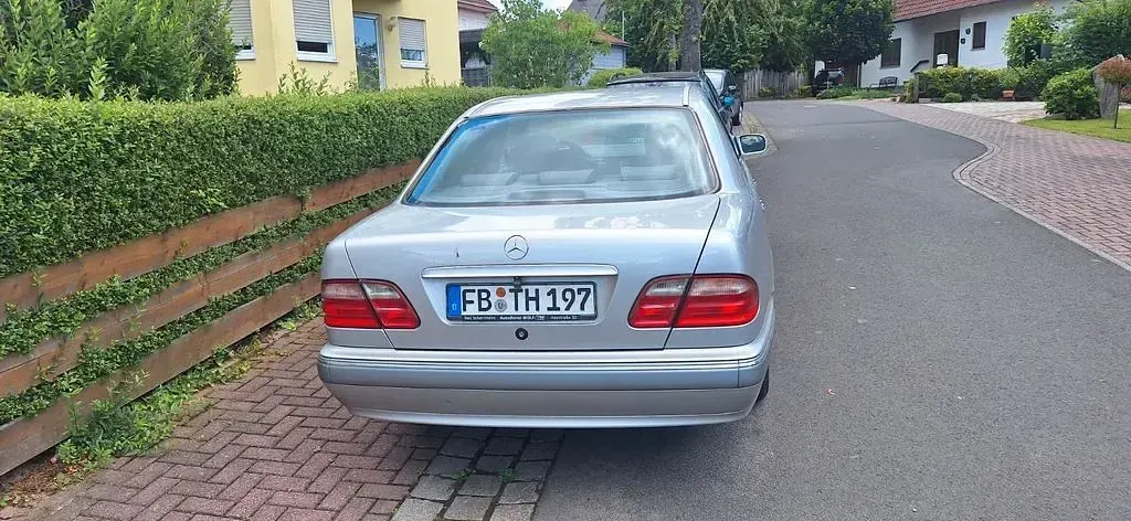 Gebraucht Mercedes E200 Elegance 163 PS (119 kW) 2001 Silber Limousine