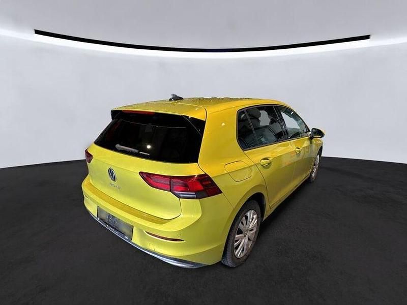 Gebraucht VW Golf VIII Active 131 PS (96 kW) 2022 Limonengelb metallic (metallic) Kleinwagen