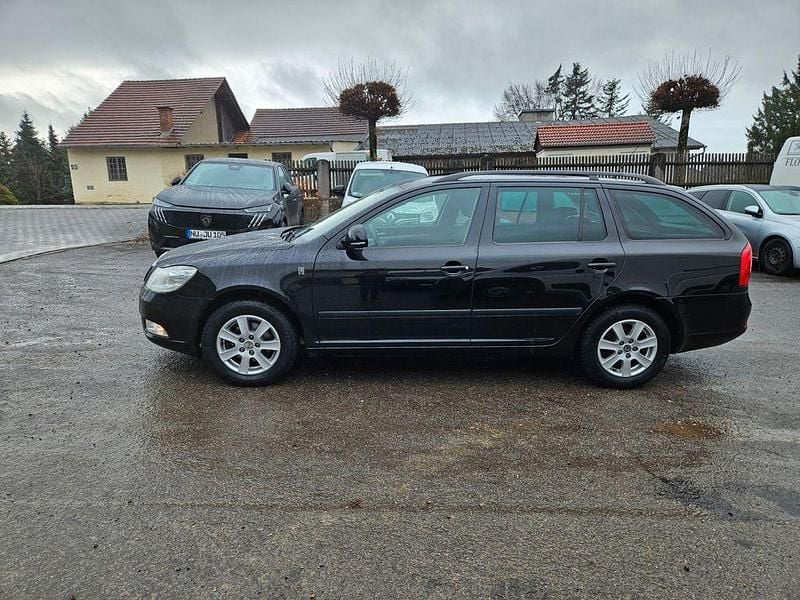 Schwarz Gebraucht 2012 Skoda Octavia Ambition Kombi | 3.990 € (Guter Preis) - Bild 1/4