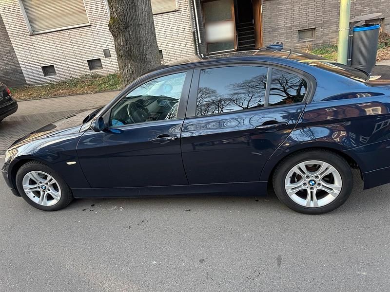 Gebraucht BMW 318 143 PS (105 kW) 2008 Blau Limousine