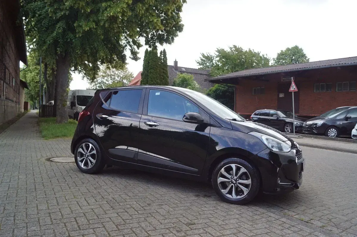 Gebraucht Hyundai i10 Style 87 PS (63 kW) 2019 Schwarz Kleinwagen