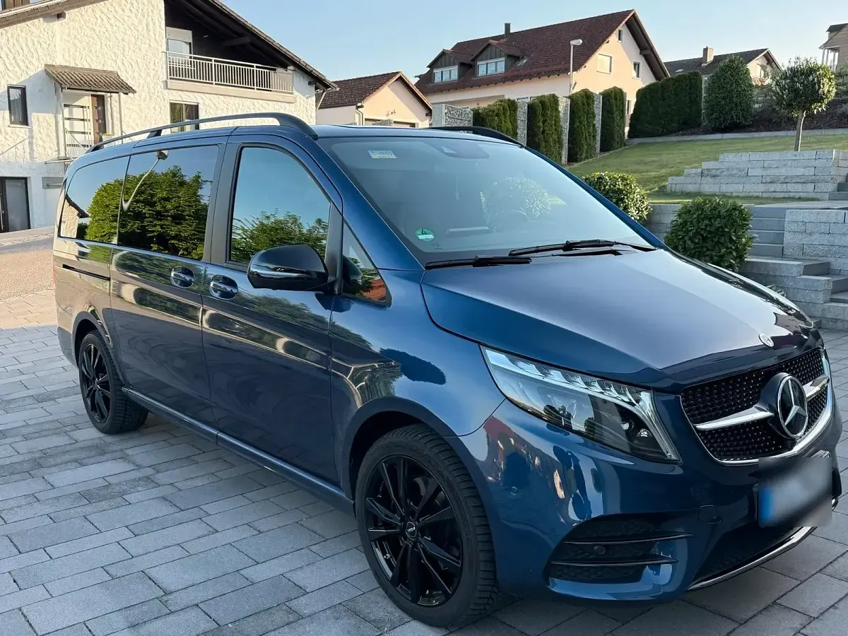 Gebraucht Mercedes V300 AMG 237 PS (174 kW) 2023 Blau Van / Kleinbus