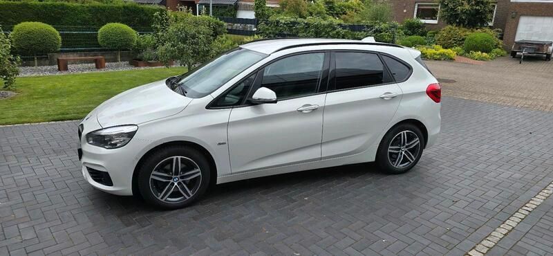 Weiß Gebraucht 2017 BMW 218 Active Tourer Sport Line Van / Kleinbus | 10.490 € (Superpreis) - Bild 1/4