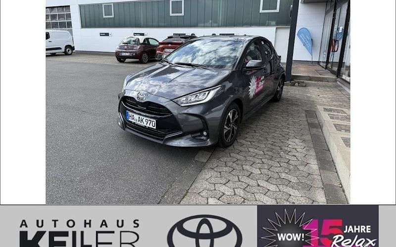 Grau Gebraucht 2025 Toyota Yaris Hybrid Limousine | 25.980 € (Fairer Preis) - Bild 1/4