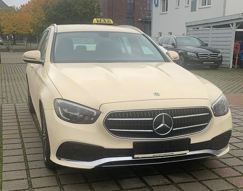 Gelb Gebraucht 2021 Mercedes E200 Kombi | 15.990 € (Guter Preis) - Bild 1/4