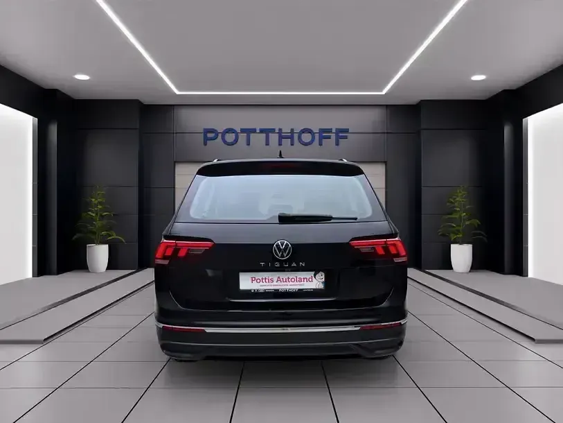 Gebraucht VW Tiguan Life 150 PS (110 kW) 2023 Schwarz SUV
