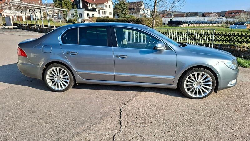 Gebraucht Skoda Superb Elegance 160 PS (117 kW) 2012 Grau Limousine