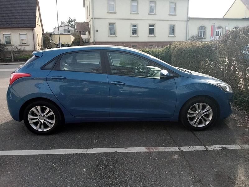 Gebraucht Hyundai i30 100 PS (73 kW) 2012 Blau Limousine