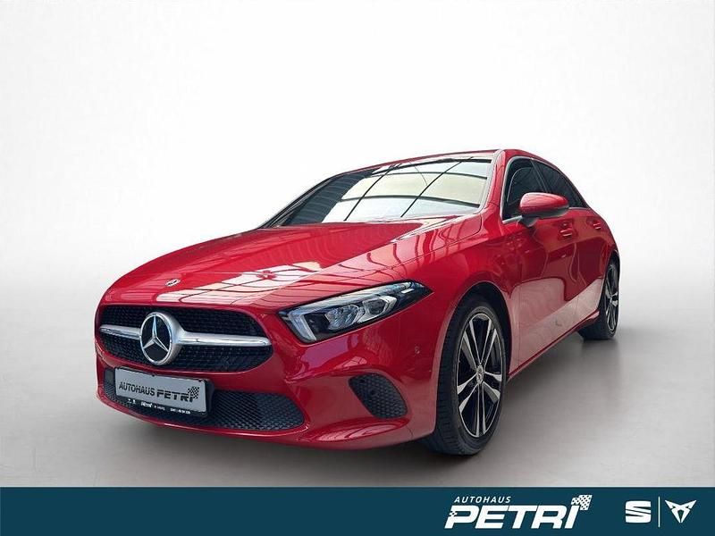 Rot Gebraucht 2019 Mercedes A180 Edition Limousine | 19.990 € (Fairer Preis) - Bild 1/4