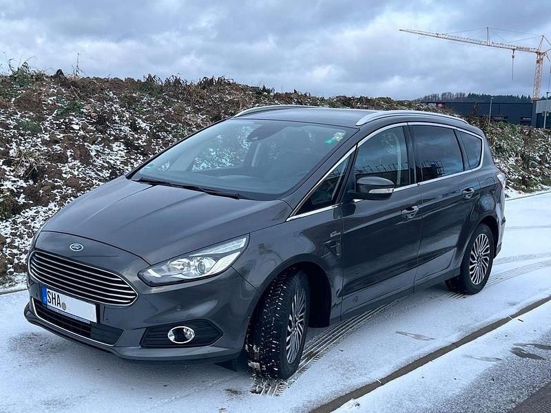Gebraucht Ford S-MAX Titanium 165 PS (121 kW) 2019 Grau Van / Kleinbus