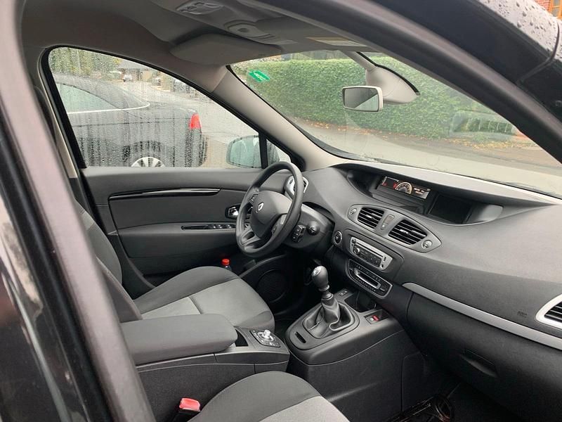 Grau Gebraucht 2024 Renault Grand Scénic Van / Kleinbus | 8.000 € - Bild 1/4