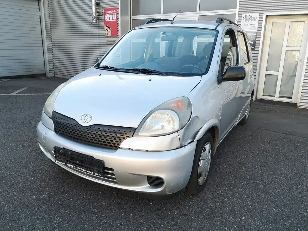 Gebraucht Toyota Yaris 106 PS (77 kW) 2001 Silber Kombi