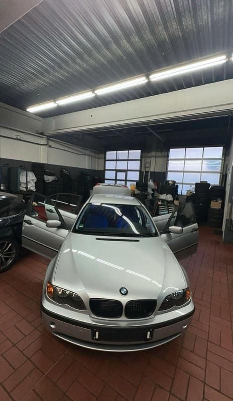 Silber Gebraucht 2003 BMW 318 M Sport Limousine | 2.000 € (Fairer Preis) - Bild 1/4
