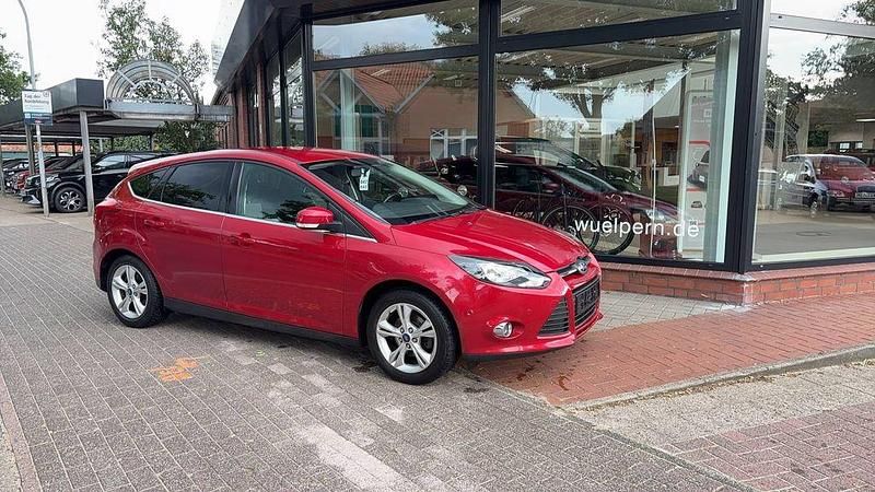Rot Gebraucht 2012 Ford Focus Champions Edition Limousine | 7.990 € (Teuer) - Bild 1/4