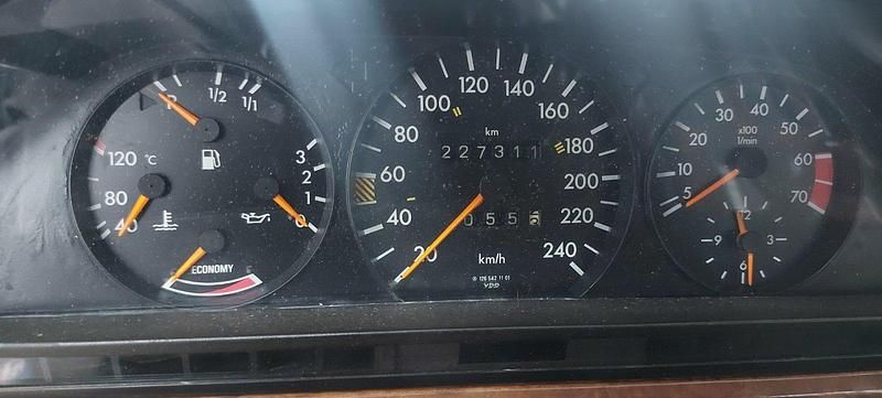 Gebraucht Mercedes 380 150 PS (110 kW) 1984 Silber Coupé