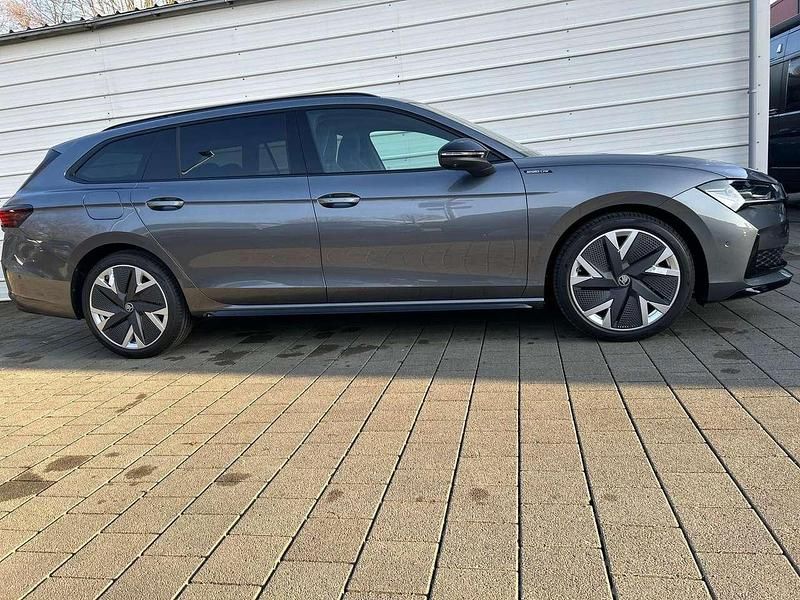 Neu Skoda Superb SportLine 265 PS (194 kW) 2025 Graphite grau metallic Kombi