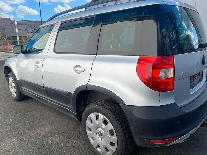 Gebraucht Skoda Yeti Active 122 PS (89 kW) 2012 Silber SUV