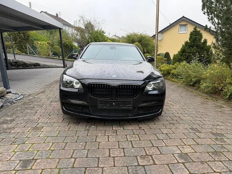 Schwarz Gebraucht 2011 BMW 740 M Sport Limousine | 14.499 € (Guter Preis) - Bild 1/4