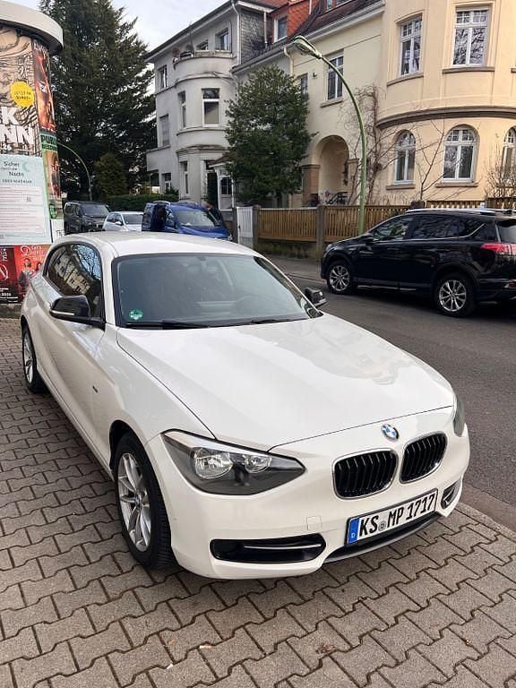 Weiß Gebraucht 2013 BMW 116 Sport Line Kleinwagen | 3.900 € (Superpreis) - Bild 1/4