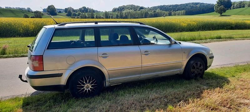 Silber Gebraucht 2002 VW Passat Kombi | 1.350 € (Guter Preis) - Bild 1/4
