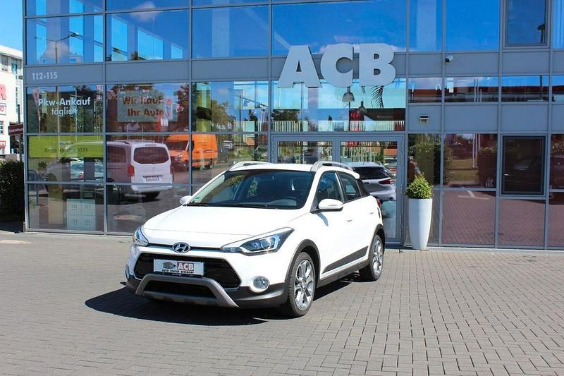 Weiß Gebraucht 2016 Hyundai i20 Active Limousine | 11.700 € (Fairer Preis) - Bild 1/4