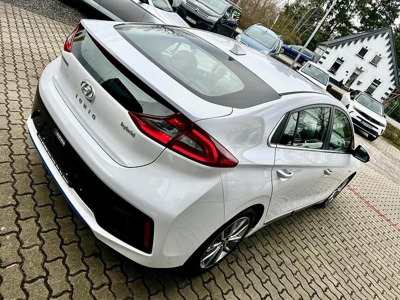 Gebraucht Hyundai Ioniq Premium 105 PS (77 kW) 2019 Polar white / sol Kleinwagen