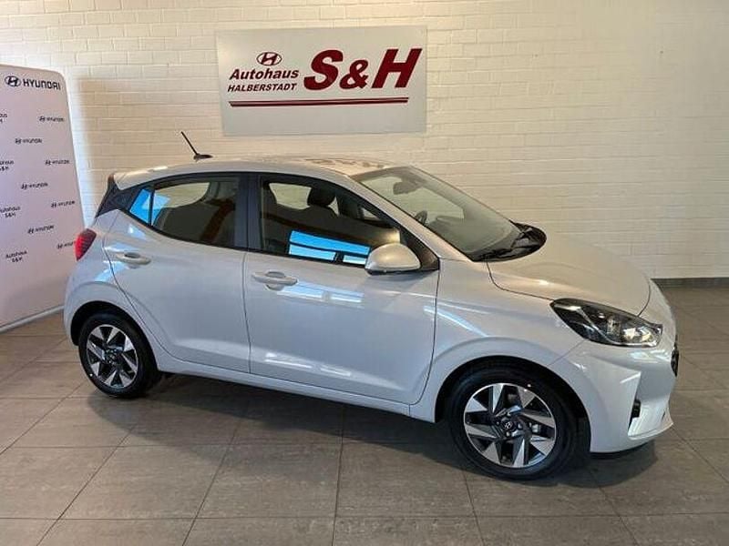 Lumen grey / mic Gebraucht 2025 Hyundai i10 Style Kleinwagen | 19.750 € (Fairer Preis) - Bild 1/4