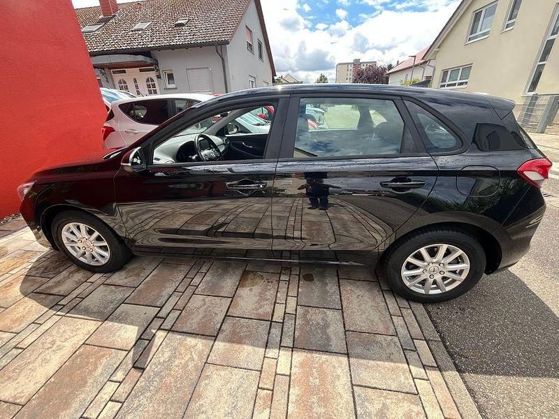 Schwarz Gebraucht 2018 Hyundai i30 Select Limousine | 10.999 € (Fairer Preis) - Bild 1/4